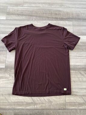 Vuori Men's Strato Tech Tee Tshirt Size Large Maroon Gym Training Running